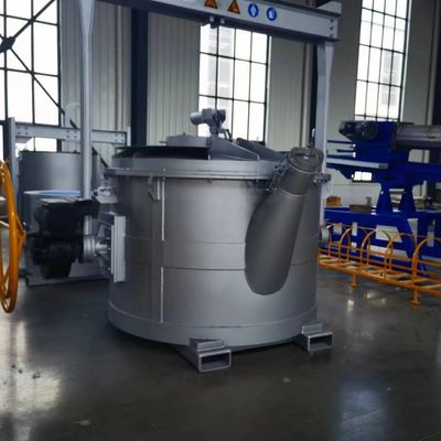 溶けたアルミニウムを受け取るためにアルミ鋳造工場で用いる. オープン炉の前で鋳造を行う.