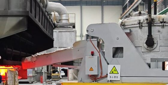 鋳造屋の内在的な安全性精密制御と効率性を持つ溶融アルミの転送スプードル傾斜車両