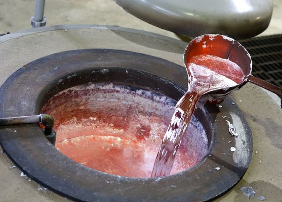 アルミニウム溶ける保有物の完全燃焼のための灰色2000KG電気炉